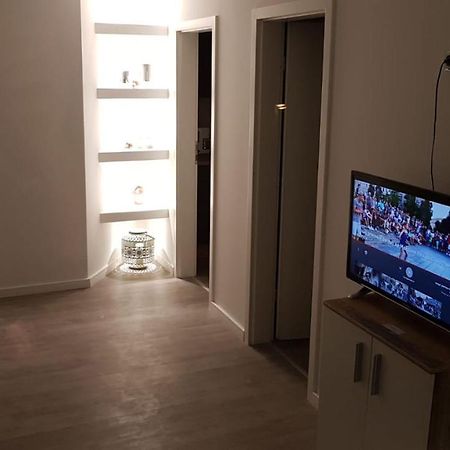 Ferienwohnung Mit Jacuzzi Naehe Flughafen Koeln Bonn Troisdorf Bagian luar foto