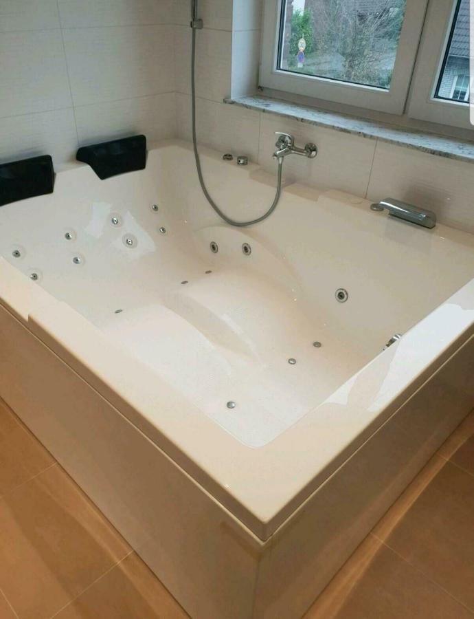 Ferienwohnung Mit Jacuzzi Naehe Flughafen Koeln Bonn Troisdorf Bagian luar foto