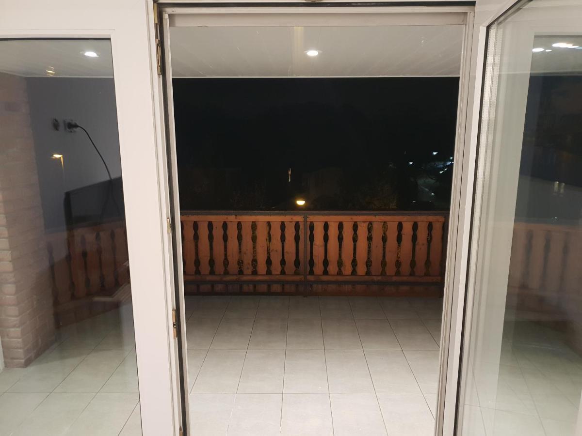 Ferienwohnung Mit Jacuzzi Naehe Flughafen Koeln Bonn Troisdorf Bagian luar foto