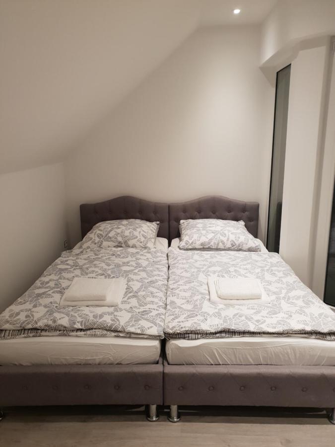 Ferienwohnung Mit Jacuzzi Naehe Flughafen Koeln Bonn Troisdorf Bagian luar foto