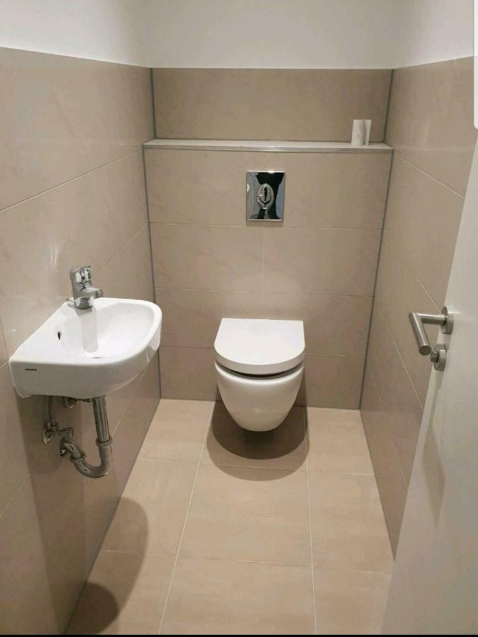 Ferienwohnung Mit Jacuzzi Naehe Flughafen Koeln Bonn Troisdorf Bagian luar foto
